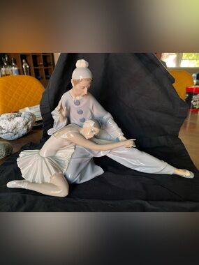 Vintage Lladró Porcelain Figurine “Closing Scene”, #4935